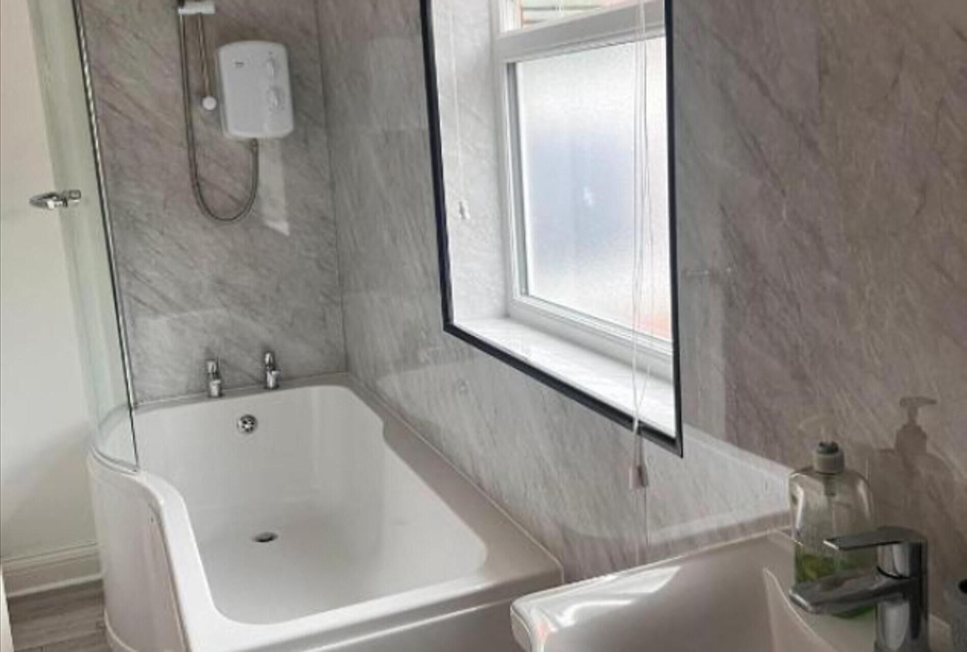 Combined shower/tub, deep soaking tub, towels