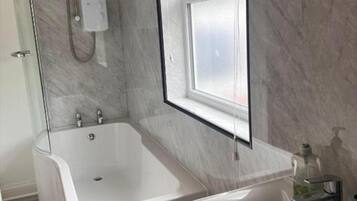 Combined shower/tub, deep soaking tub, towels