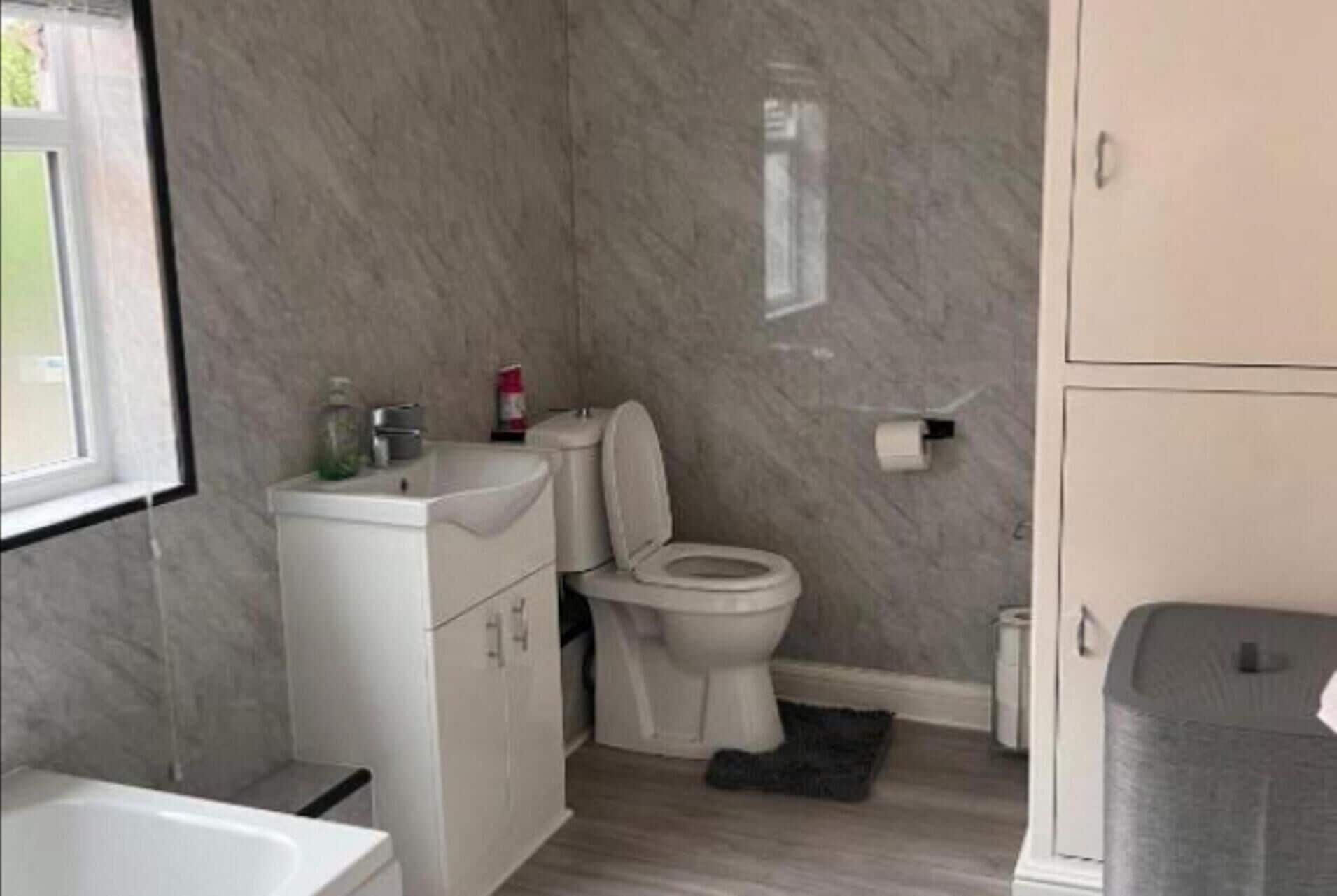 A bathroom with a toilet, sink, and bathtub.