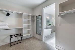 4 bedrooms, desk, iron/ironing board, free WiFi