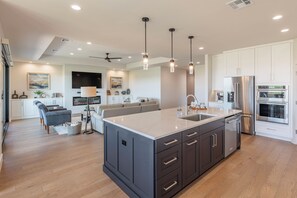 Réfrigérateur, four à micro-ondes, un four, surface de cuisson