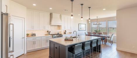 ثلاجة، ميكروويف، فرن، موقد طهي مسطح