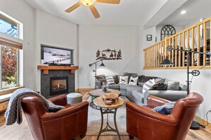 Smart TV, fireplace, stereo