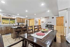 Dining - Moose Management at Bear Hollow 5667: Pvt Hot Tub, BBQ, PS4, Fireplace, 5min to (Park City)