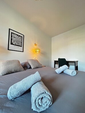 3 slaapkamers, een strijkplank/strijkijzer, wifi, beddengoed