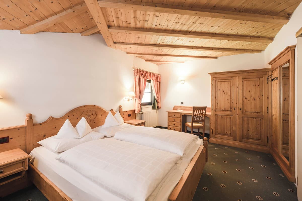Chambre de base | Coffre-fort, décor unique, ameublement unique, bureau