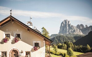 Family Suite 403 in the Dependance with balcony and Dolomite view | In-room safe, individually decorated, individually furnished, desk - Hotel Ansitz Jakoberhof - Alpine Relax (Ortisei)