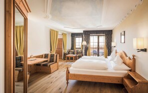 Family Room with balcony | セーフティボックス (室内)、客室ごとに異なる装飾、客室ごとに異なるインテリア、デスク