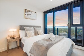 2 bedrooms, in-room safe, desk, iron/ironing board