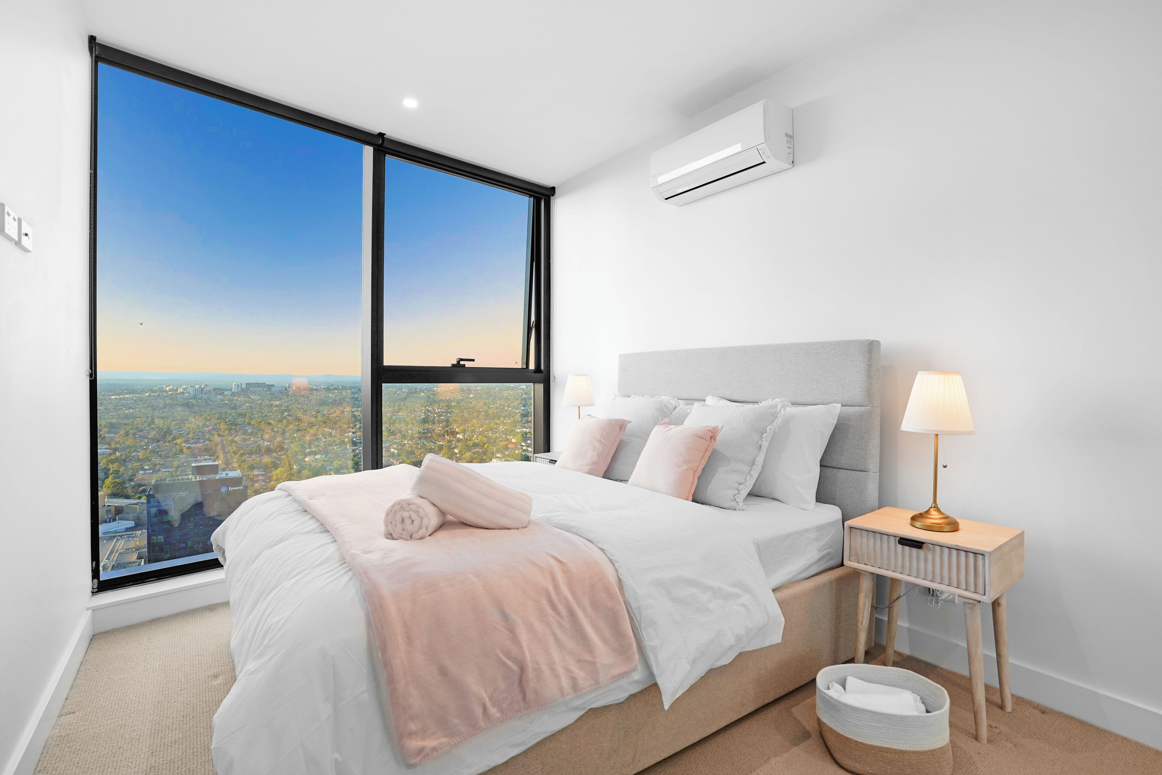 2 多间卧室、客房内保险箱、办公桌、熨斗/熨衣板