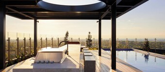 Highrise Skyline Spectacular View Luxury 2B2B1P