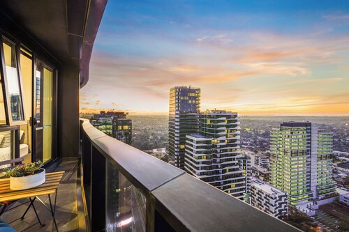 Highrise Skyline Spectacular View Luxury 2B2B1P