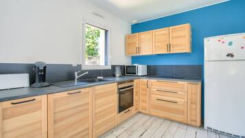 Een koelkast, een microgolfoven, een oven, een vaatwasser