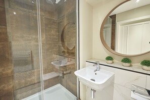 Shower, hair dryer, towels, shampoo - Host & Stay | The Hideaway (York)