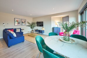 TV, offices - Host & Stay | The Hideaway (York)