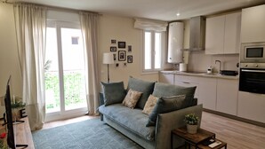 Unclassified image, 2 of 15, button - Spacious, modern apartment located just outside the historic center. (Málaga)