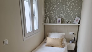 Unclassified image, 4 of 15, button - Spacious, modern apartment located just outside the historic center. (Málaga)