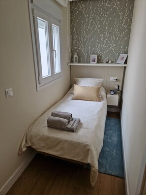 2 bedrooms, iron/ironing board, WiFi (free), bed sheets - Floor No. 2 -  Oliva Apartments Gracia, Piso N°2 - Virgen de Gracia Apts (Málaga)