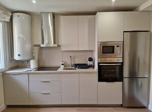 Coffee/tea maker, fridge, microwave, oven - Spacious, modern apartment located just outside the historic center. (Málaga)