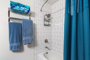 Stadtwohnung, 2 Schlafzimmer | Badezimmer | Handtücher, Shampoo