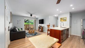 Townhome, 2 Bedrooms | Ruang tamu | TV Pintar