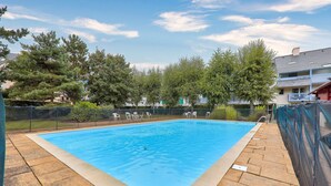 A rectangular swimming pool with a tiled edge, surrounded by a brick patio. - Crouesty Harbor, flat with a pool for 4 (Arzon)
