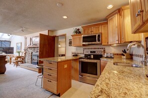 Apartment, 3 Schlafzimmer | Eigene Küche | Kühlschrank, Ofen, Wasserkocher mit Kaffee-/Teezubehör, Toaster