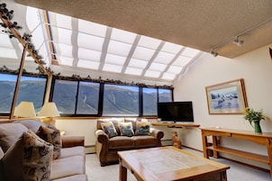 Condo, 3 Bedrooms | Living area