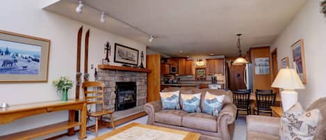 Condo, 3 Bedrooms | Living area