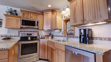 Apartment, 3 Schlafzimmer | Eigene Küche | Kühlschrank, Ofen, Wasserkocher mit Kaffee-/Teezubehör, Toaster