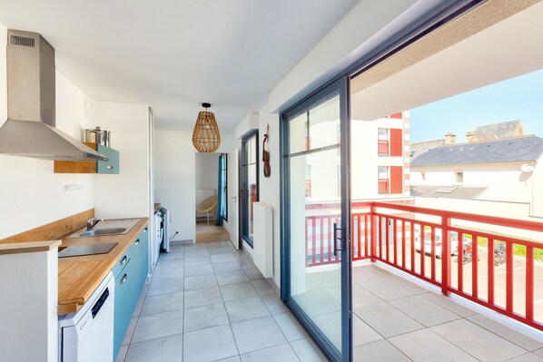 Fridge, oven, dishwasher, coffee/tea maker