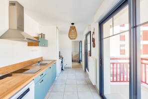 Kühlschrank, Ofen, Geschirrspüler, Wasserkocher mit Kaffee-/Teezubehör