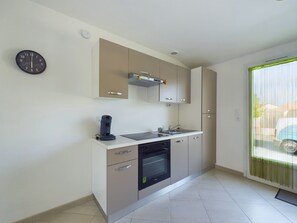 Frigorífic, forn, cafetera i tetera i bullidora elèctrica 