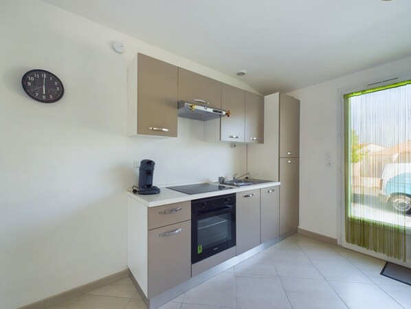 Kühlschrank, Ofen, Wasserkocher mit Kaffee-/Teezubehör, Wasserkocher