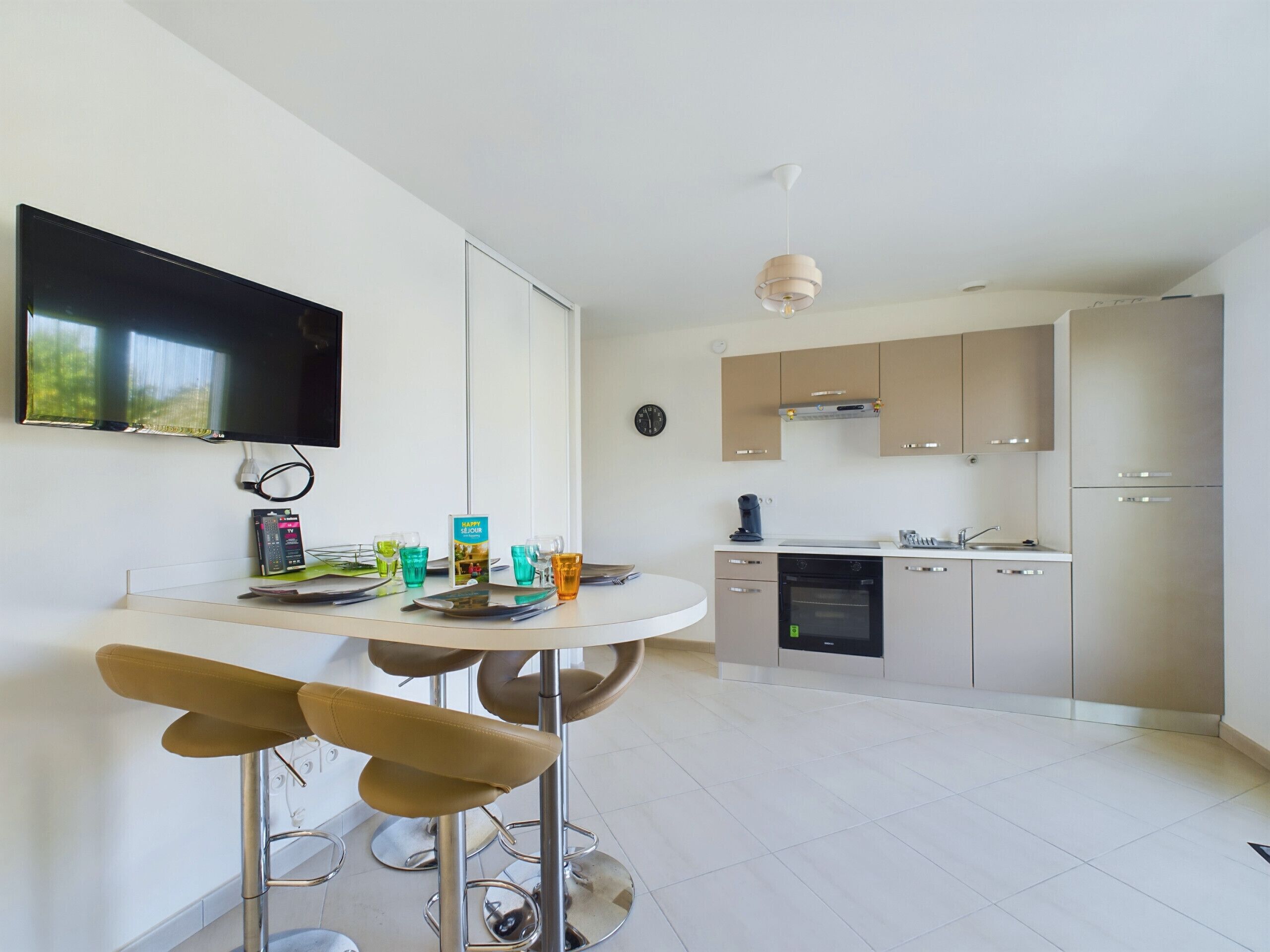 Fridge, oven, coffee/tea maker, electric kettle