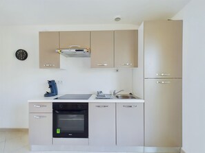 Refrigerador, horno, cafetera y tetera y tetera eléctrica 