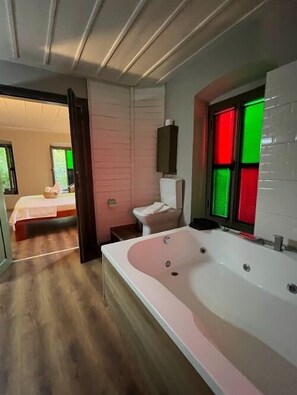 Comfort-Zimmer | Badezimmer | Duschwanne, Whirlpool, Haartrockner, Hausschuhe