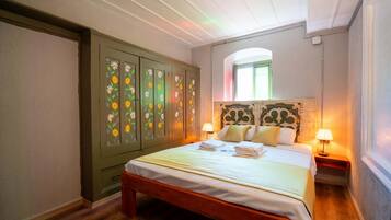 Deluxe Room, City View | Blackout drapes, iron/ironing board, free WiFi