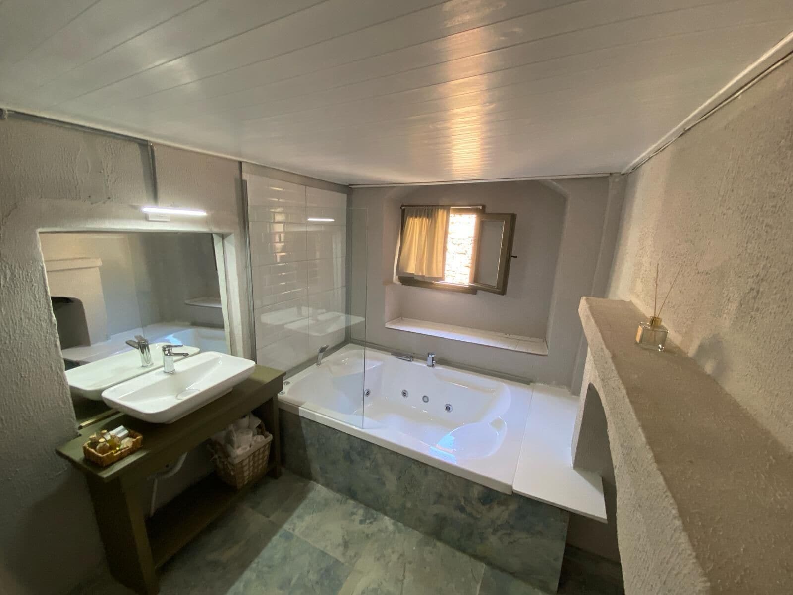 Quarto superior, vista para a cidade | Banheiro | Chuveiro/banheira combinados, banheira de hidromassagem