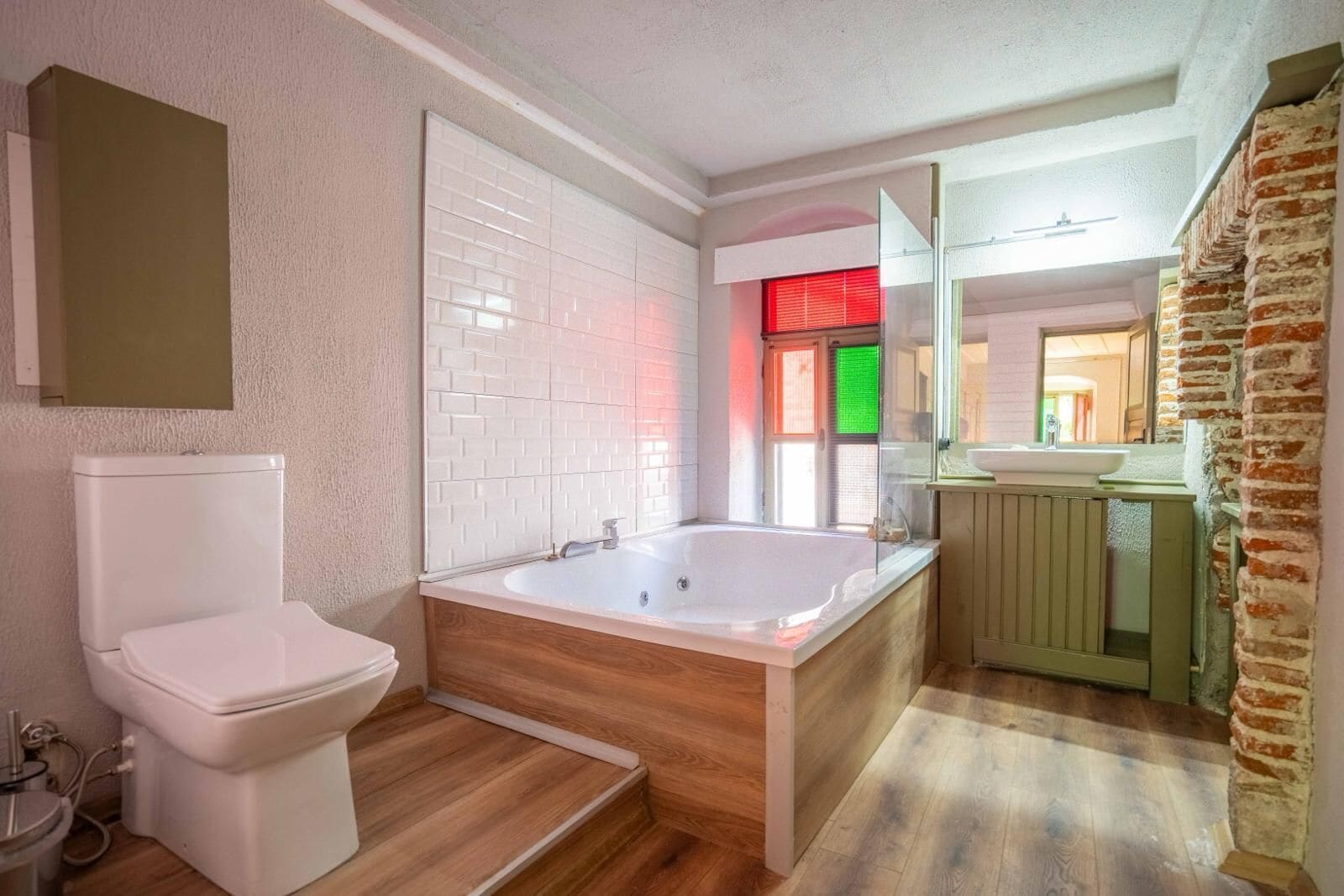 Deluxe Room, City View | Bathroom | Combined shower/tub, jetted tub, hair dryer, slippers