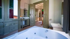 A bathroom with a large bathtub, a toilet, and a sink. - Latibule Macaron Guest House (Ayvalik)