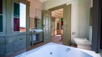 Premium Room | Bathroom | Combined shower/tub, jetted tub, free toiletries, hair dryer