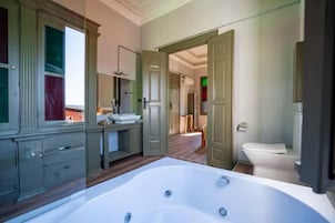 Bañera con ducha, bañera de hidromasaje, artículos de tocador gratuitos