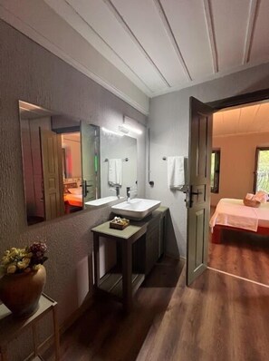 Comfort Room | Bathroom | Combined shower/tub, jetted tub, free toiletries, hair dryer - Latibule Macaron Guest House (Ayvalik)