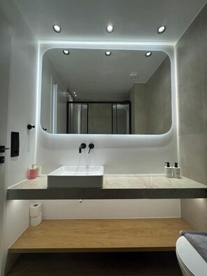Bathroom - BlueMotion - PortSuite 4A (Piraeus)