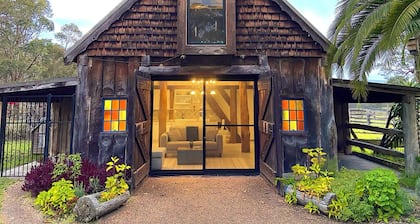 Cozy Barn, Farm stay, Watagans views, Rustic charm