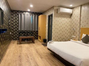 Deluxe Room | Desk, laptop workspace, soundproofing, free WiFi - SwagStay Hotel OwnHouse 181 Nagpur (Nagpur)