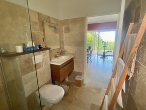 Douche, sèche-cheveux, serviettes fournies, savon