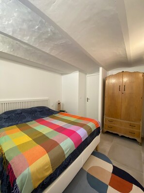 2 habitaciones, tabla de planchar con plancha, cuna de viaje y internet 