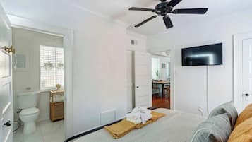 1 dormitori, escriptori, planxa i posts de planxar i wifi